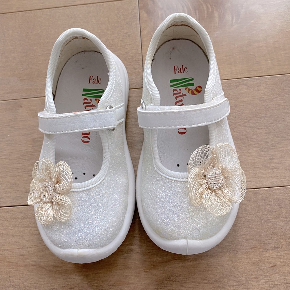 Baby Naturino shoes size 21 white sparkle with beige flower accent